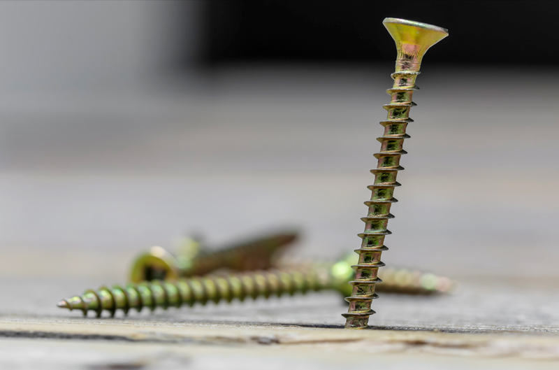 Como instalar um parafuso sem danificar a peça?